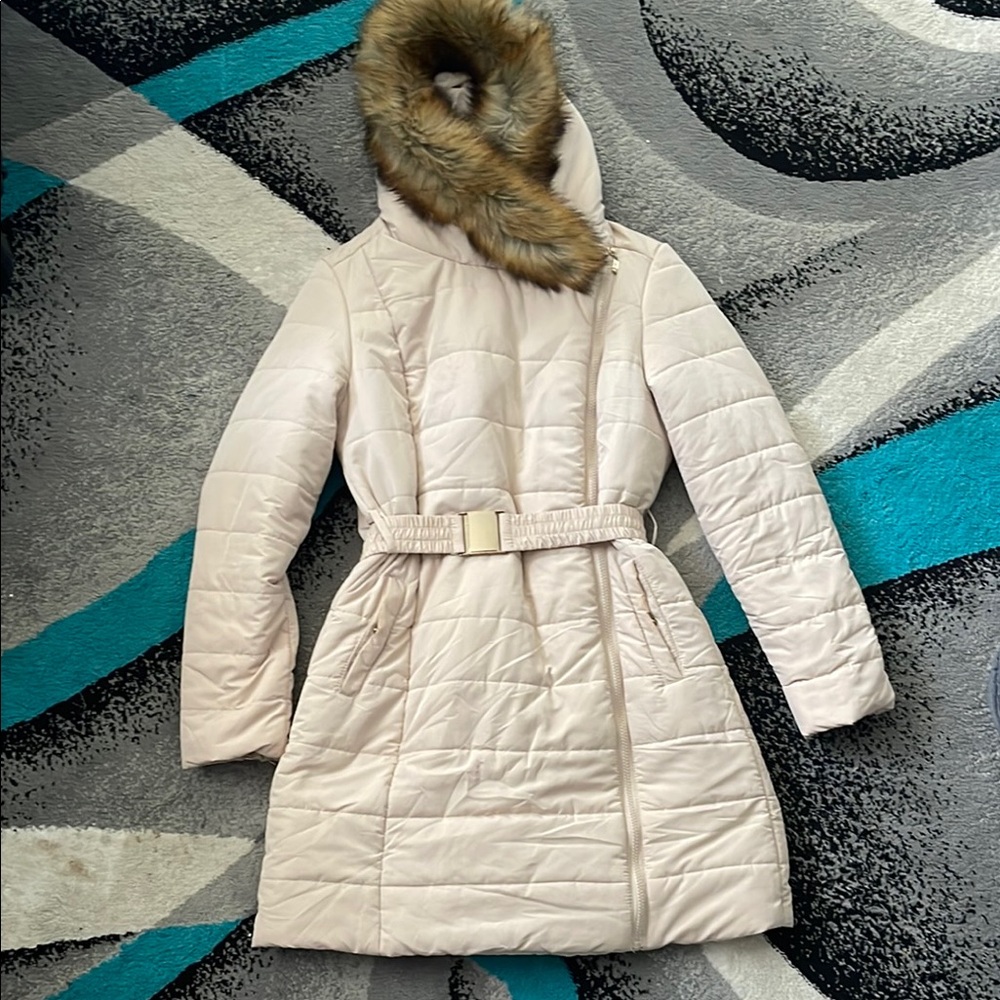 Guess Elegant Cream Quilted Women's Coat with Faux Fur Collar - M